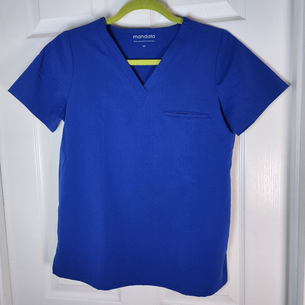 Mandala one-pocket scrub top